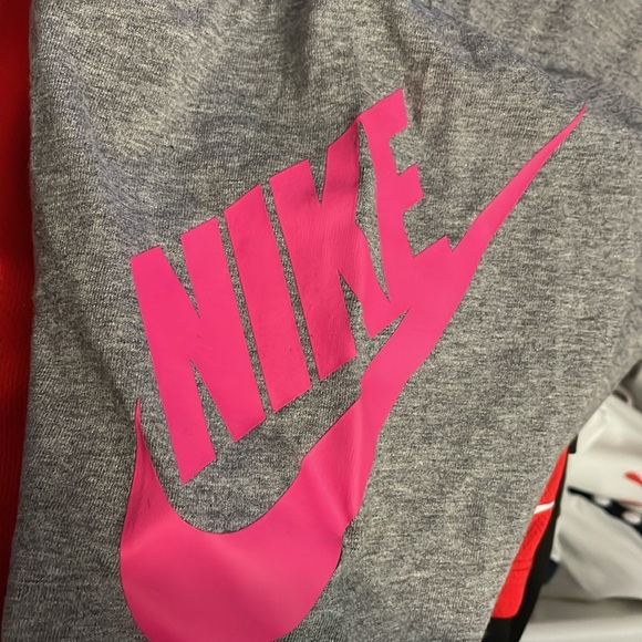 Nike - Picture 2 of 4